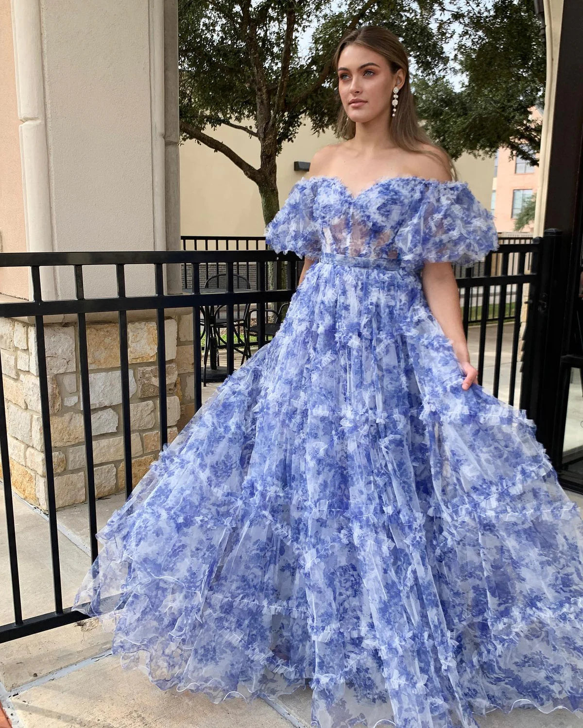 Vestidos formales/Vestido de fiesta de tul con volantes y estampado floral azul con hombros descubiertos/Tiendas de vestidos de fiesta